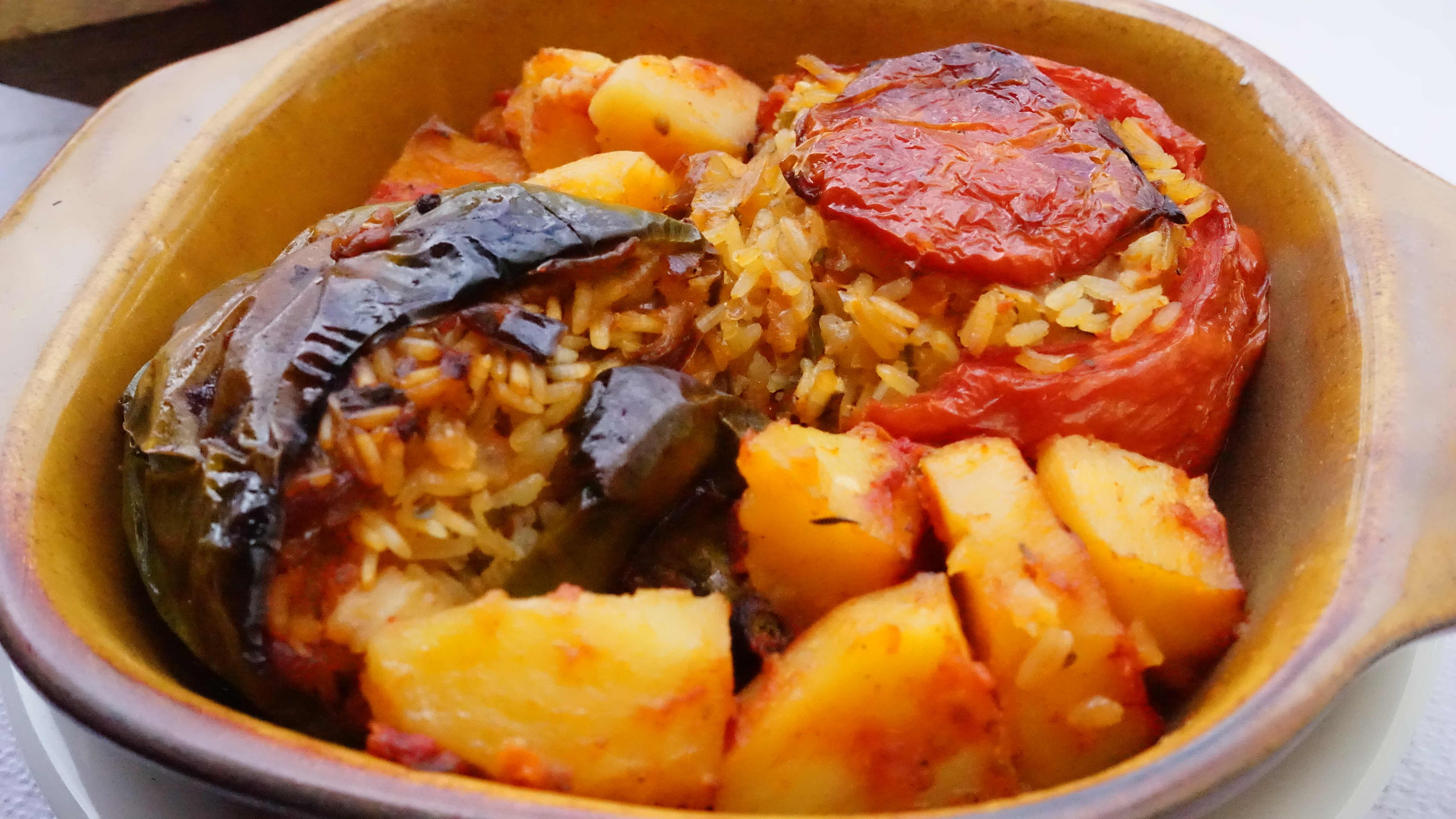 トマトとパプリカのお米詰め（ギリシャ料理）