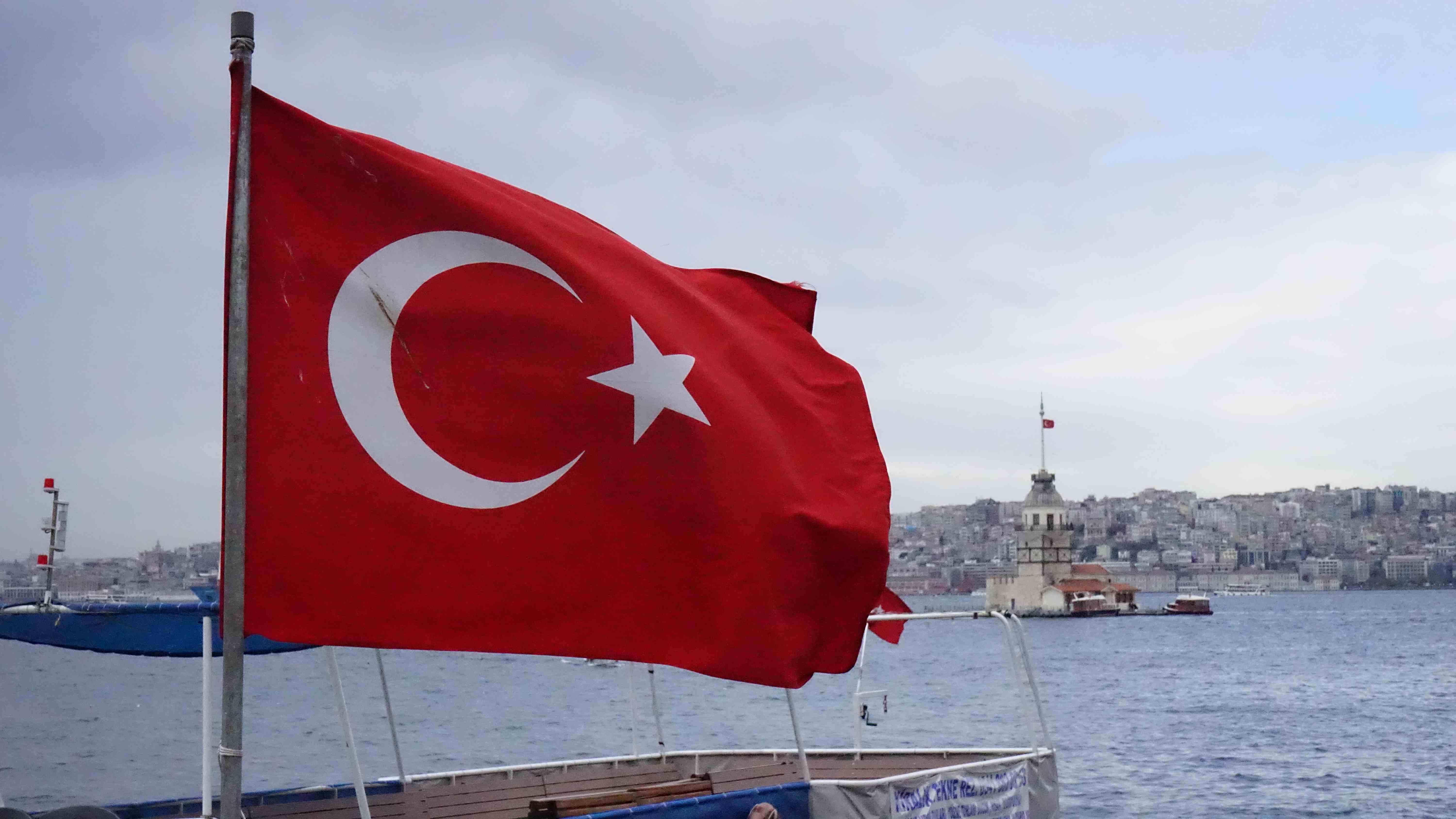 乙女の塔とトルコ国旗