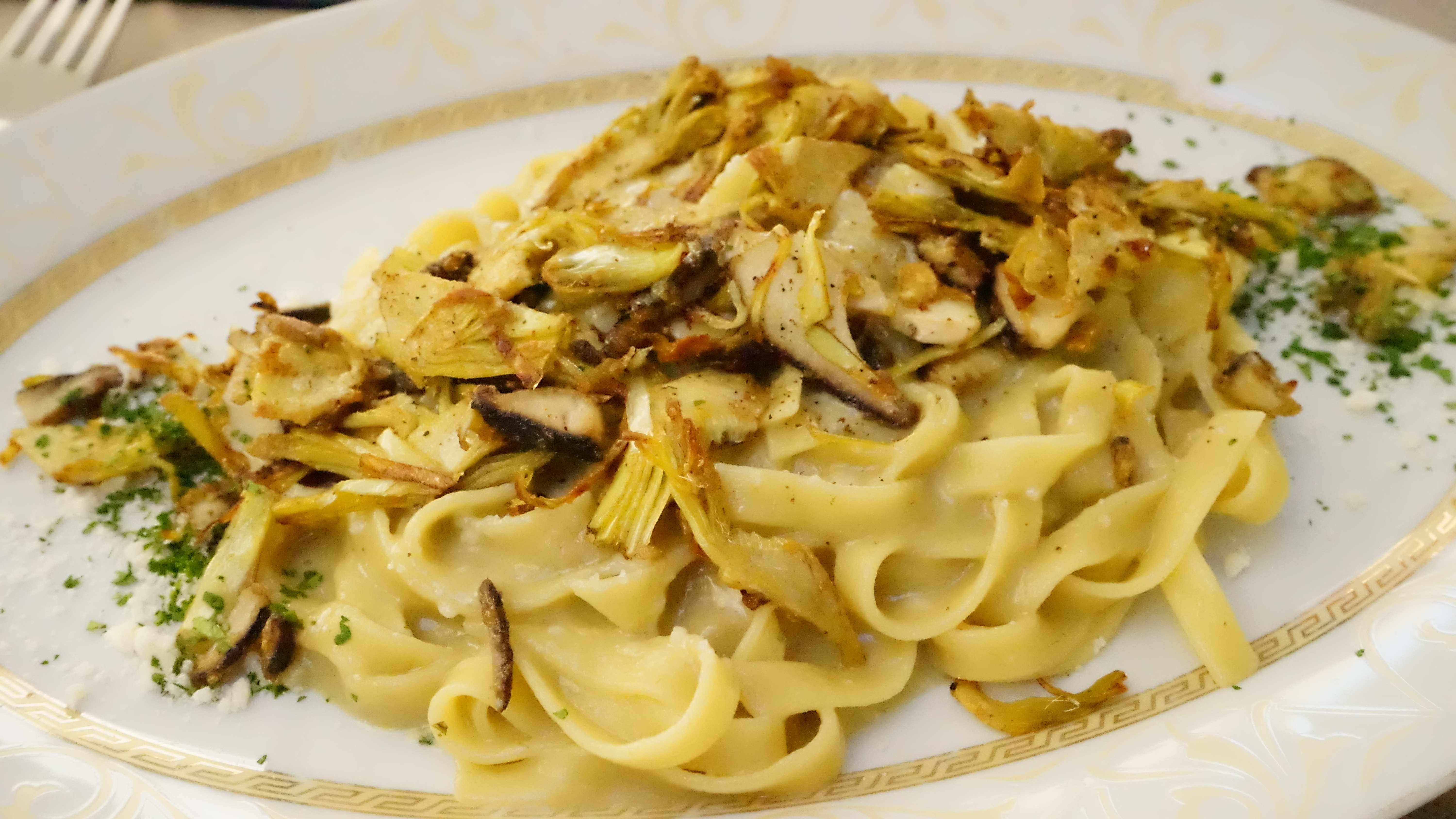 アンティチョークとマッシュルームのクリームパスタ tagliatelle with cream of artichokes crest and cardoncelli mushrooms