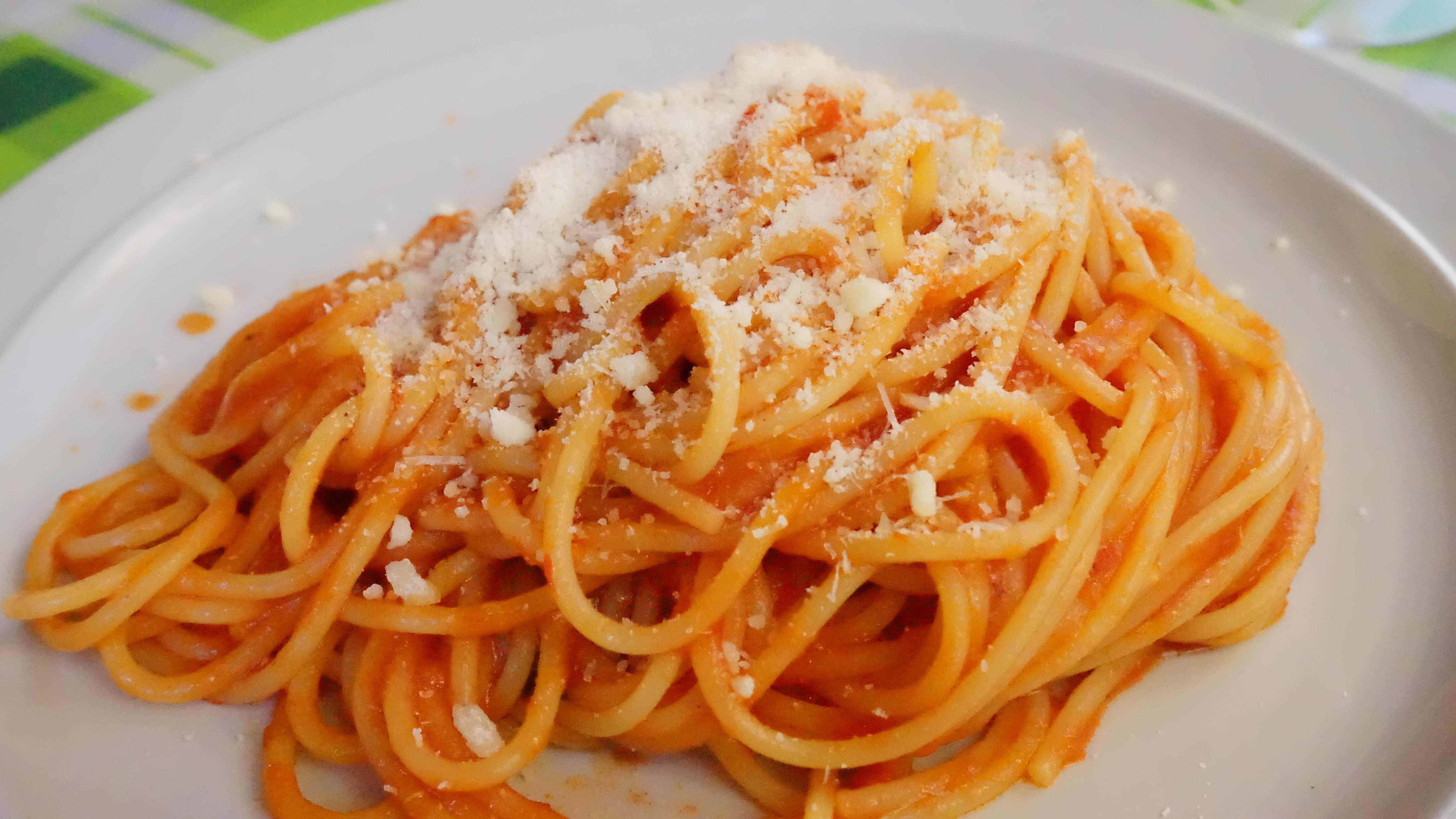 シンプルなトマトパスタパルメザンチーズ添え（パルミジャーノ・レッジャーノ）Pasta with tomato sauce